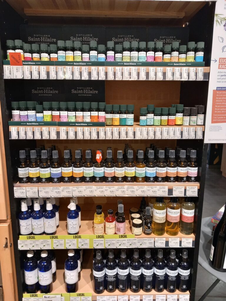 Rayon d’huiles essentielles Saint Hilaire à la Biocoop Menneval près de Bernay, partenaire de la formation en aromathérapie.